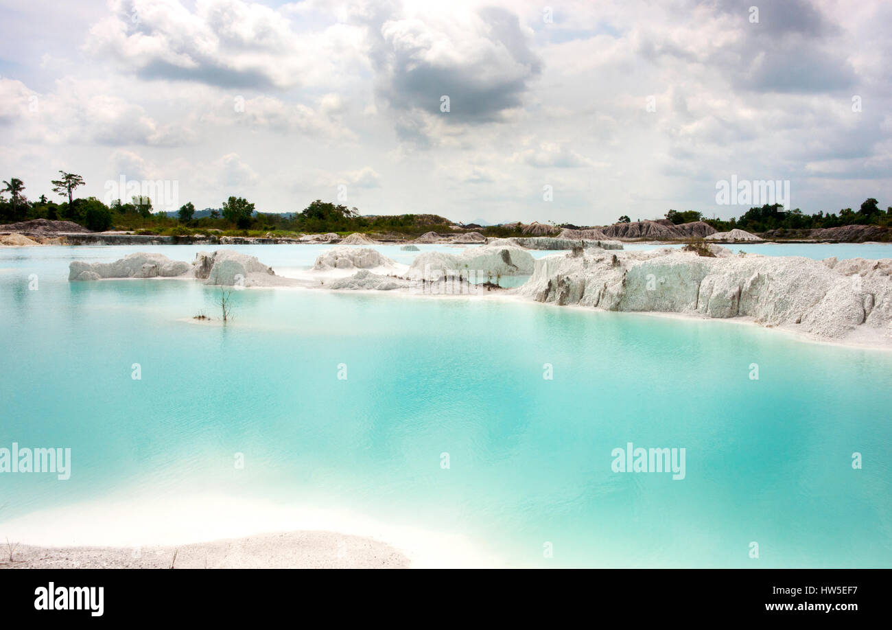 Lac artificiel à l'homme, de kaolin se tourna d'une exploitation minière des trous au sol. Contient des terres et de la kaolinite est blanc. En raison de l'exploitation minière, des trous ont été formés. et ont été c Banque D'Images