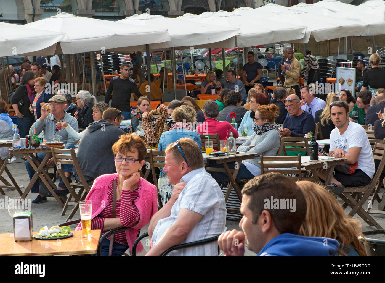 Les touristes sont dans un café, Ribeira Porto Portugal Banque D'Images