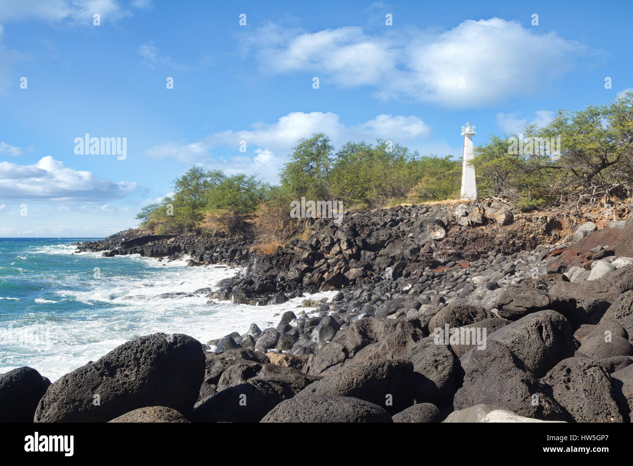 Petit phare en béton le long de la côte rocheuse de Kawaihae Harbour sur le côté sous le vent de la Grande Île d'Hawaï. Banque D'Images