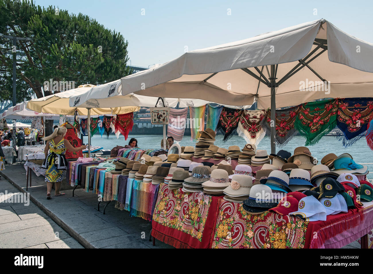 Des marchands de souvenirs le long du fleuve Douro, Porto Portugal Banque D'Images
