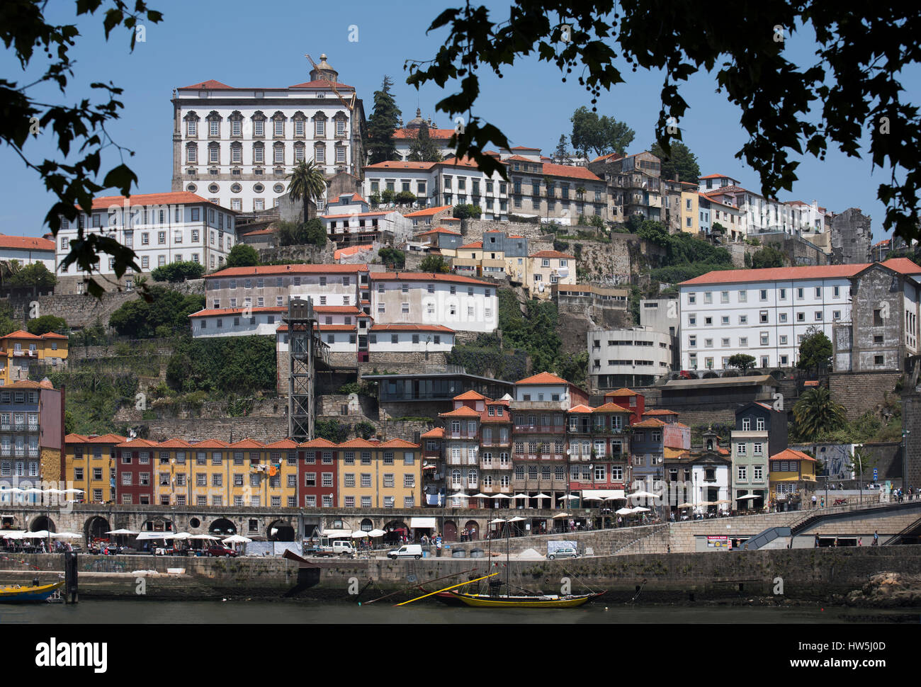 Vue panoramique du front de mer le long de la rivière Douro, Porto, Portugal Ribeira Banque D'Images