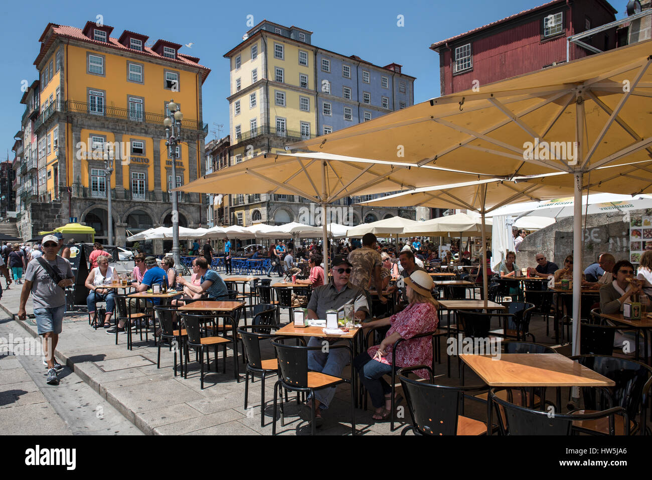 Scène de rue autour de Ribeira de touristes Porto Portugal Banque D'Images