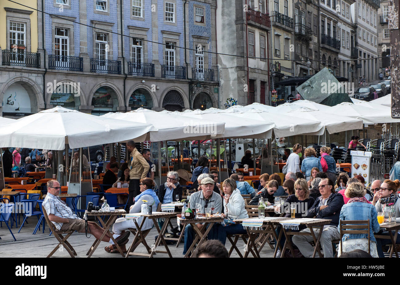 Scène de rue autour de Ribeira de touristes Porto Portugal Banque D'Images