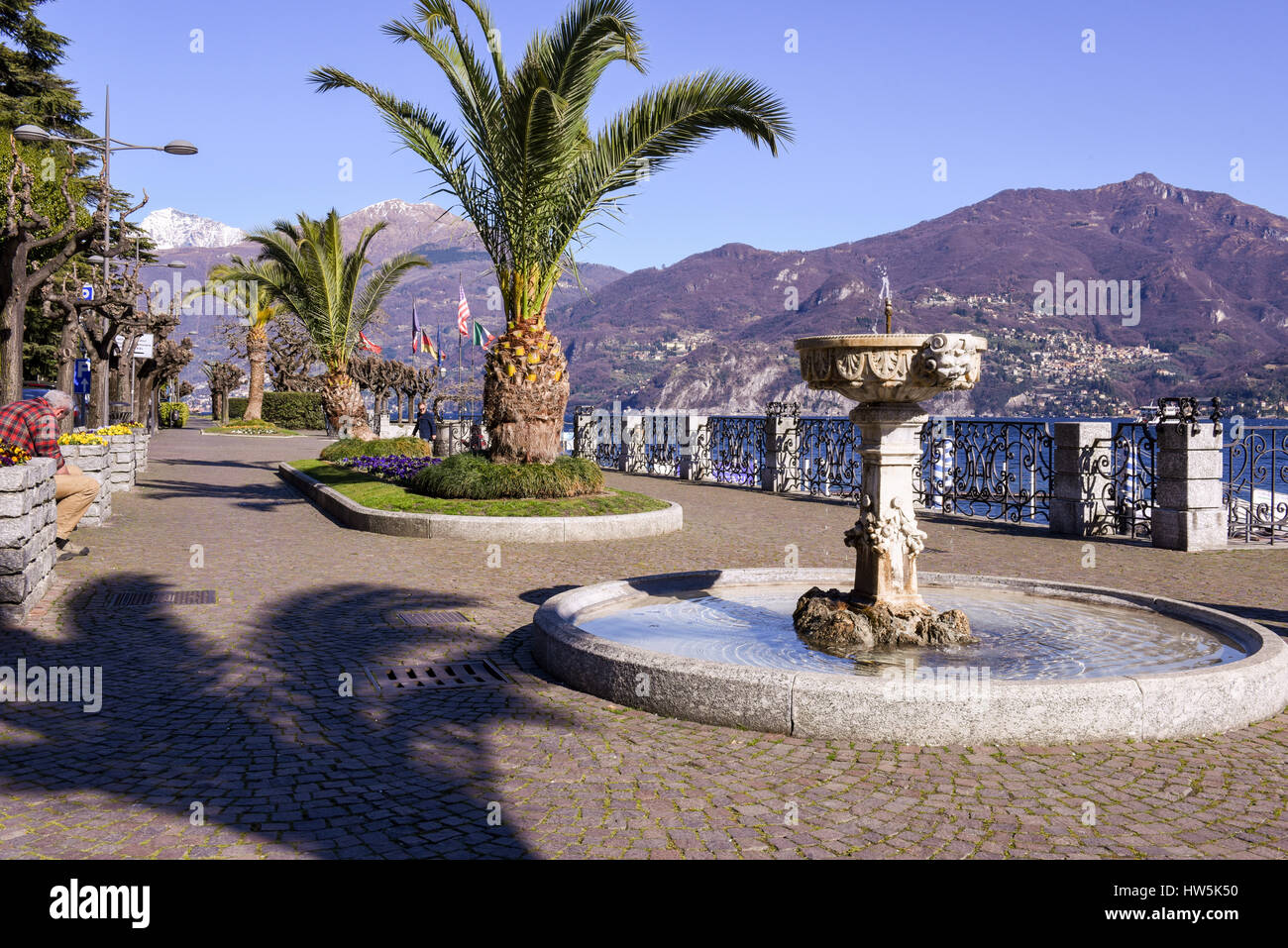 Menaggio, Italie - 10 mars 2017 : le lac à l'avant sur l'Italie Menaggio Banque D'Images