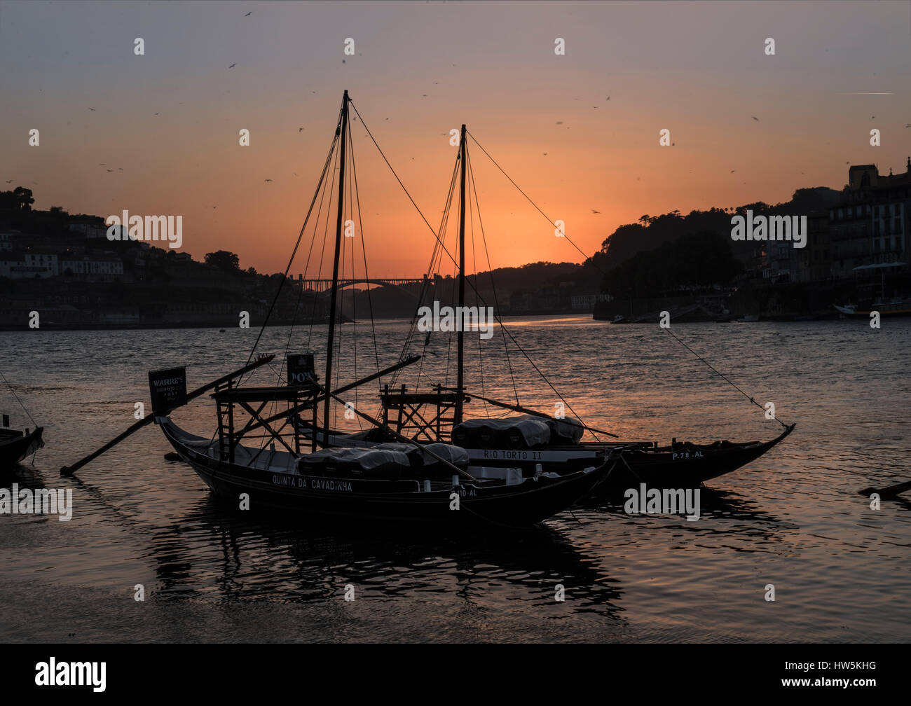 Vue du coucher de soleil du fleuve Douro au Portugal Port Banque D'Images
