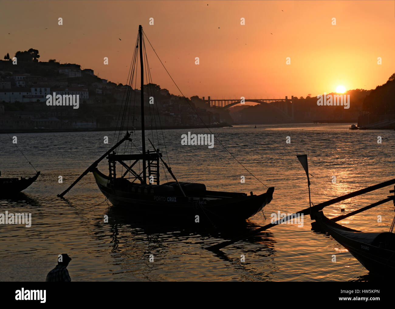 Vue du coucher de soleil du fleuve Douro au Portugal Port Banque D'Images