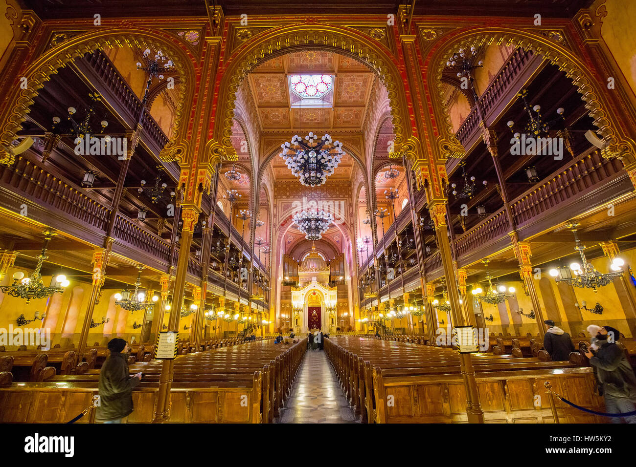 Intérieur de la rue Dohány ou Grande Synagogue juive nagy zsinagóga. La deuxième plus grande synagogue au monde construit en style néo-mauresque. Buda Banque D'Images