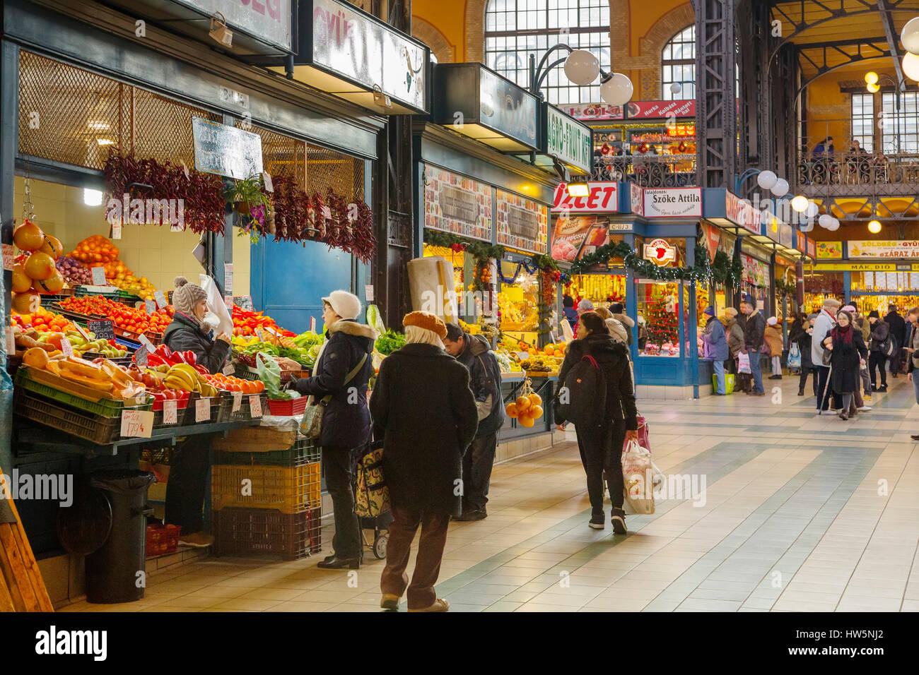 Étal de fruits et légumes. Marché Central Nagycsarnok. L'Europe du sud-est de la Hongrie, Budapest Banque D'Images