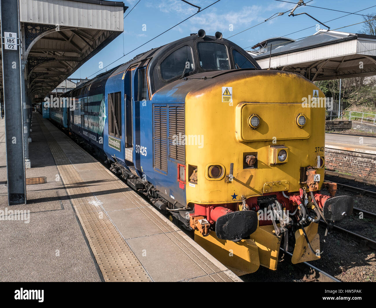 Services ferroviaires directs 37 'Bob' Béton diesel à la gare de Norwich Banque D'Images
