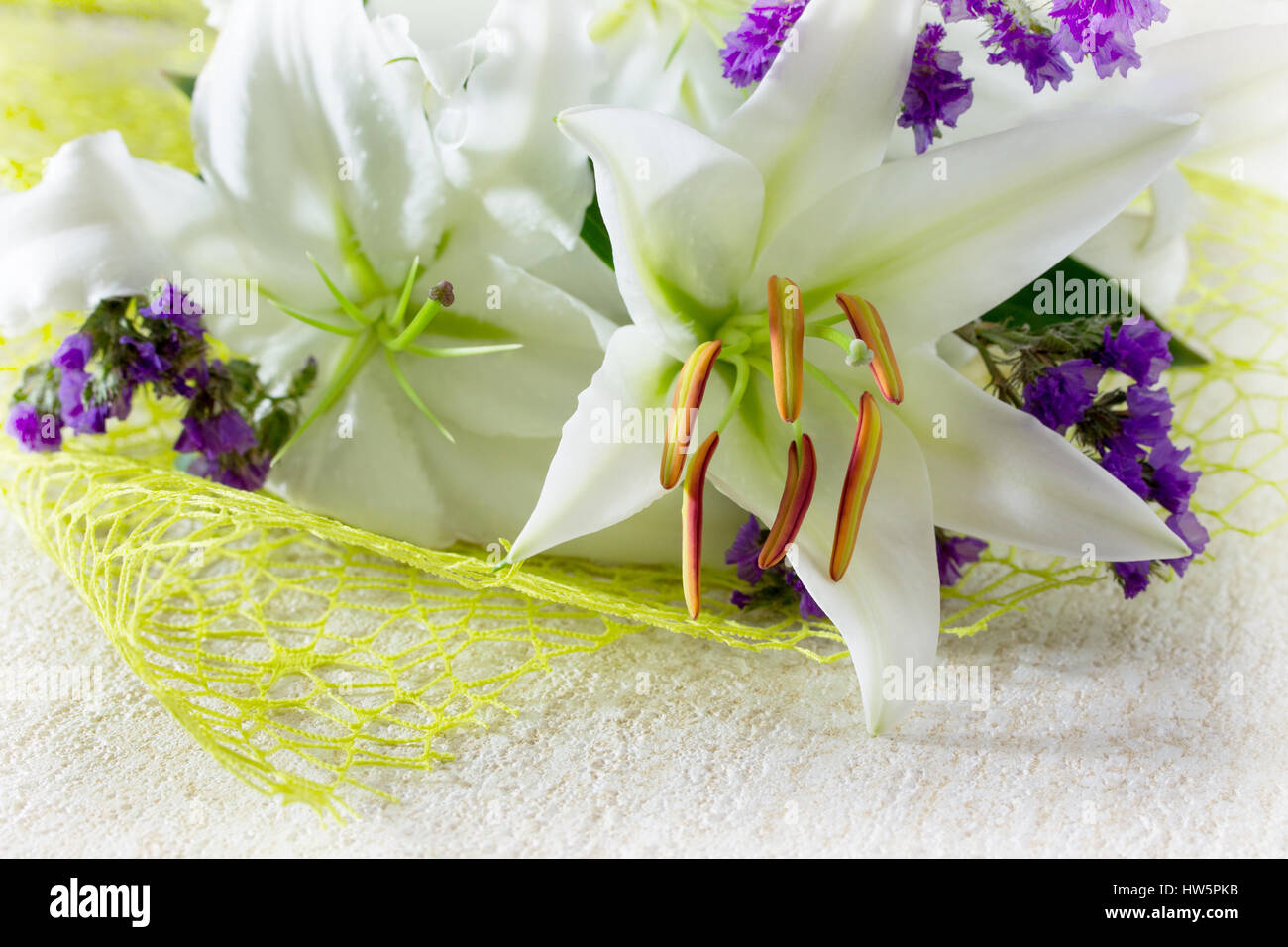 Anniversaire De Mariage Ou De L Arriere Plan Belles Fleurs De Lys Blanc Frais Sur Un Fond De Pierre Photo Stock Alamy Anniversaire De Mariage Ou De L Arriere Plan Belles Fleurs De Lys Blanc Frais Sur Un Fond De Pierre Photo Stock Alamy