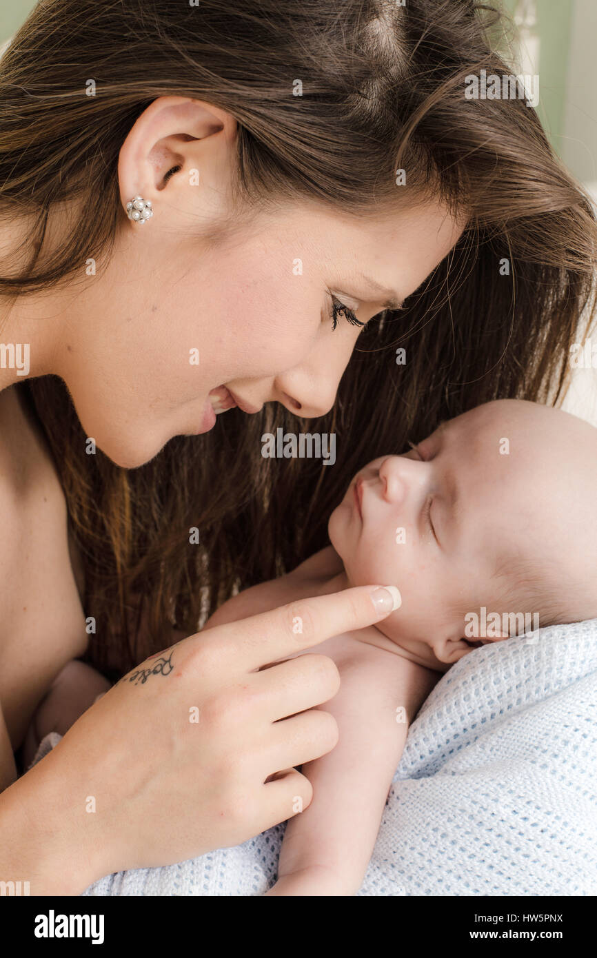 Mère avec son bébé nouveau-né. Banque D'Images