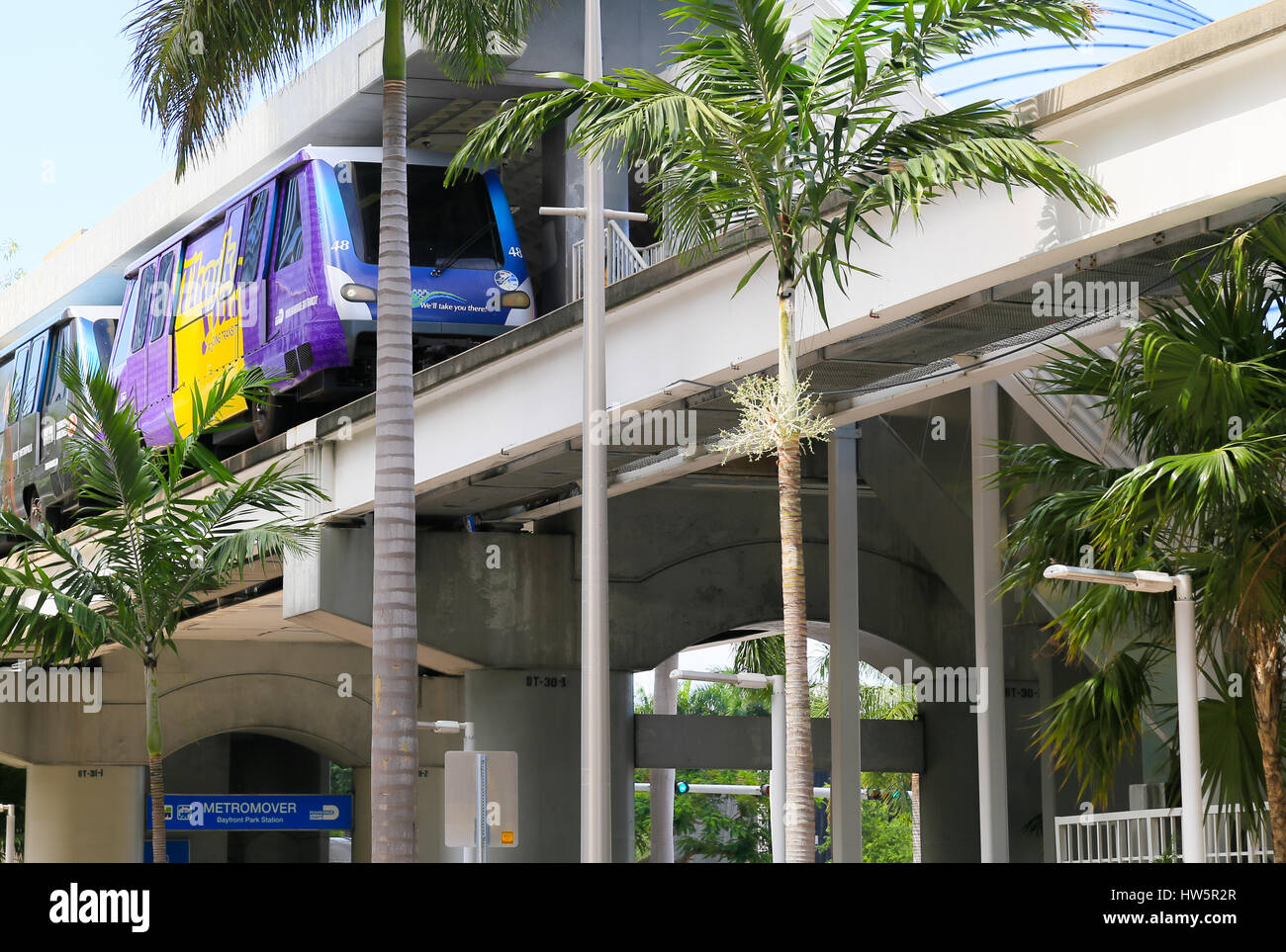 Miami, USA - 20 mai 2016 : Train de l'arrêter au metromover automatisé Bayfront Park Station en centre-ville. Banque D'Images