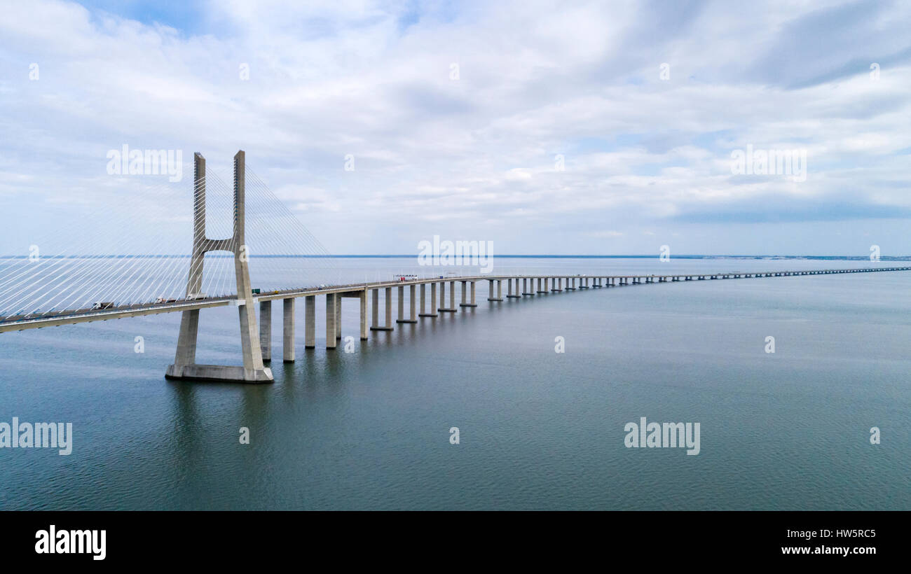 Vue aérienne du Pont Vasco da Gama sur le Tage à Lisbonne, Portugal Banque D'Images