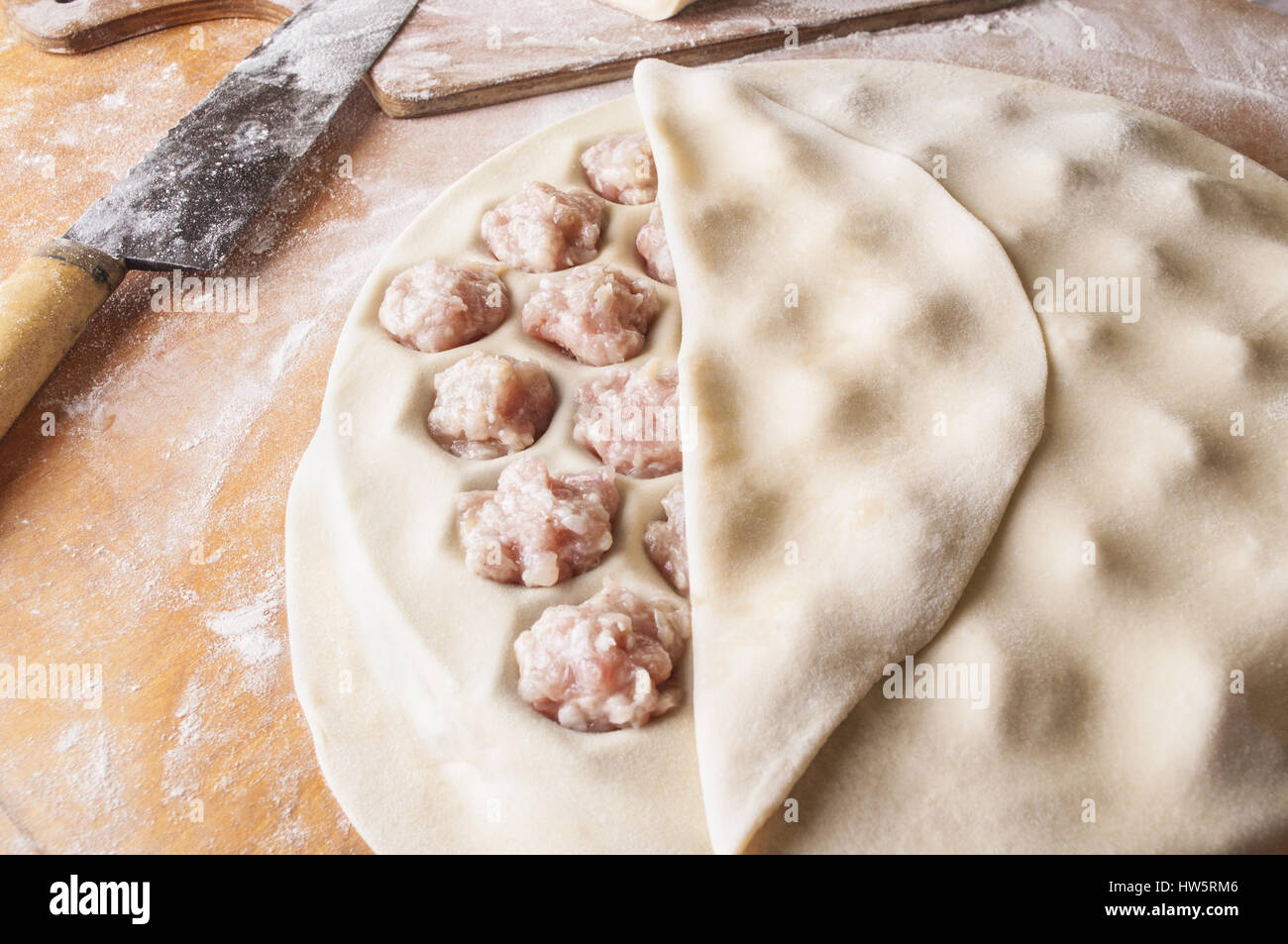 Le processus étape par étape de faire des boulettes faites maison, raviolis ou avec des pelmeni la viande hachée à l'aide de remplissage du moule Ravioli Ravioli ou bouilloire. Banque D'Images