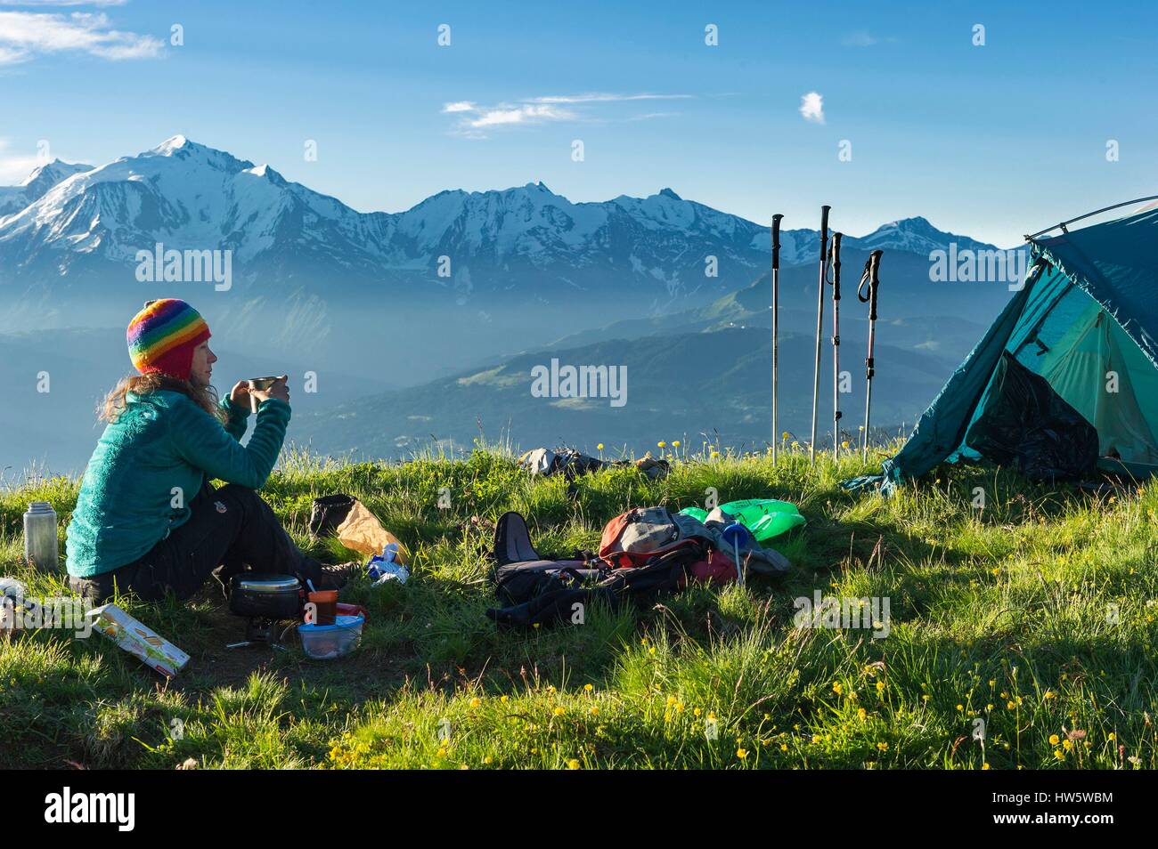 France, Haute Savoie, Aravis, randonneur de boire un thé devant le Mont Blanc après une nuit sous la tente Banque D'Images