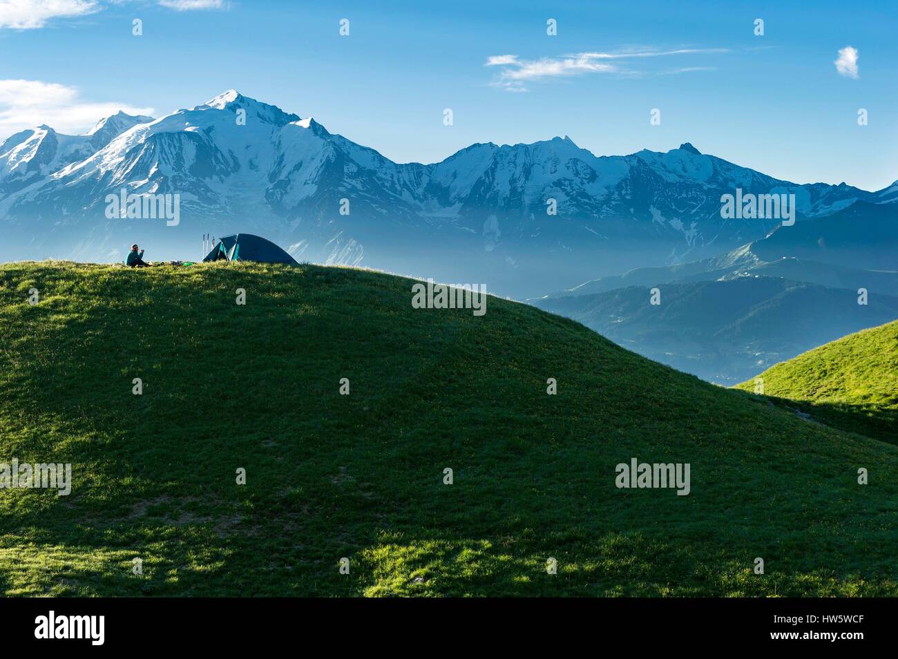 France, Haute Savoie, Aravis, randonneur de boire un thé devant le Mont Blanc après une nuit sous la tente Banque D'Images