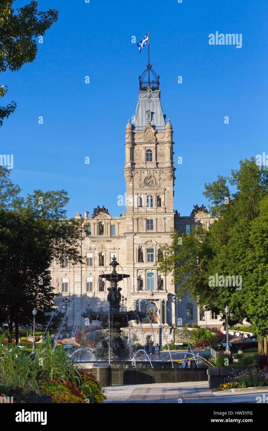 Canada, Québec, province de Québec, la colline du Parlement, le Parlement avec sa tour et à l'avant-plan la fontaire de Tourny anciennement installé à Bordeaux France Banque D'Images