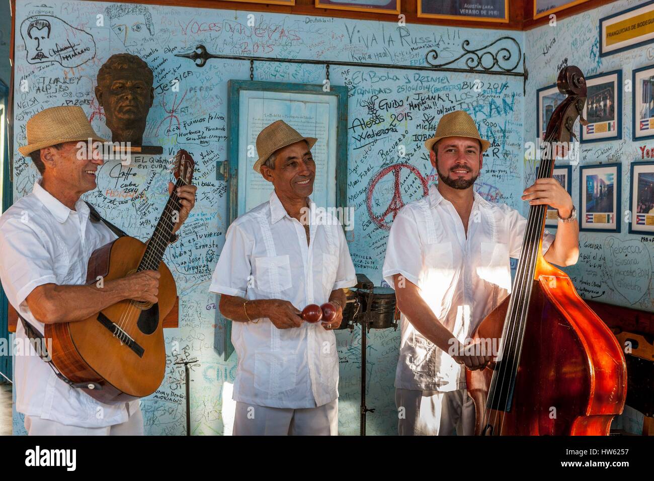 La province de Sancti Spiritus, Cuba, Trinidad de Cuba, classée au  Patrimoine Mondial de l'UNESCO, portant des musiciens cubains traditionnels  guayabera 'shirt Photo Stock - Alamy