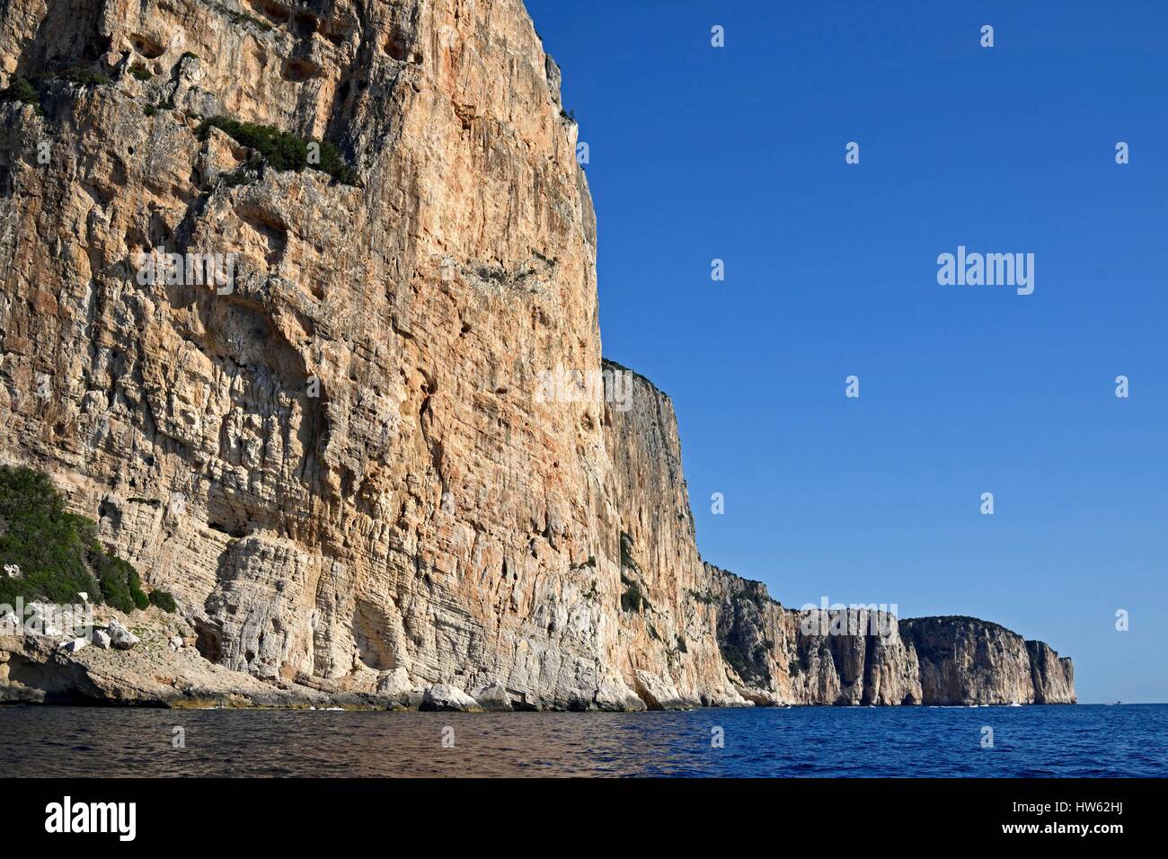 Italie, Sardaigne, Mer Tyrrhénienne, Mer Golfe d'Orosei, parc national du Gennargentu, la falaise de la côte sauvage Banque D'Images