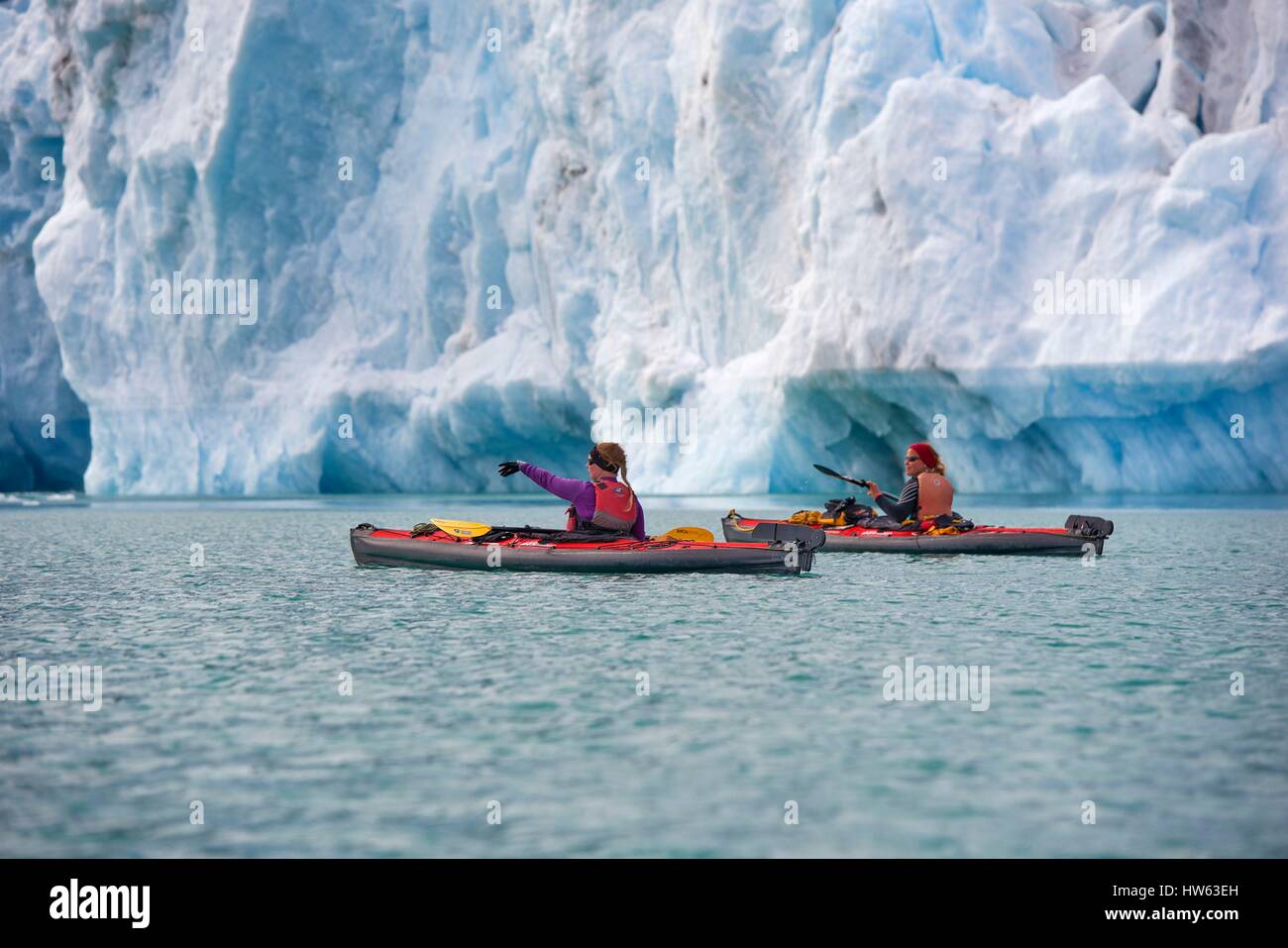 Le Groenland, Sermersooq, Kulusuk, village Inuit de Kulusuk, kayaks de mer dans le fjord de Sermiligaq avec les glaciers Karale Banque D'Images