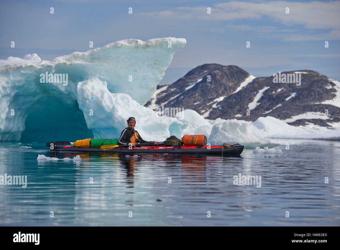 Le Groenland, Sermersooq, Kulusuk, village Inuit de Kulusuk, kayaks de mer dans le fjord d'Angmassalik Banque D'Images