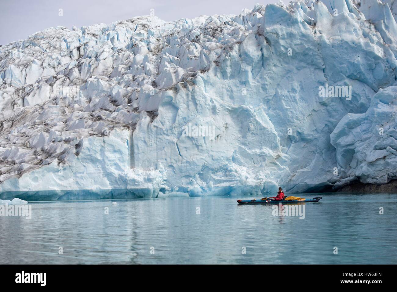 Le Groenland, Sermersooq, Kulusuk, village Inuit de Kulusuk, kayaks de mer dans le fjord de Sermiligaq avec les glaciers Karale Banque D'Images