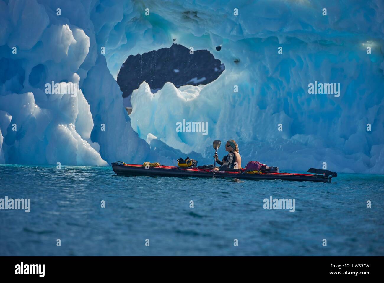 Le Groenland, Sermersooq, Kulusuk, village Inuit de Kulusuk, kayaks de mer dans le fjord d'Angmassalik Banque D'Images