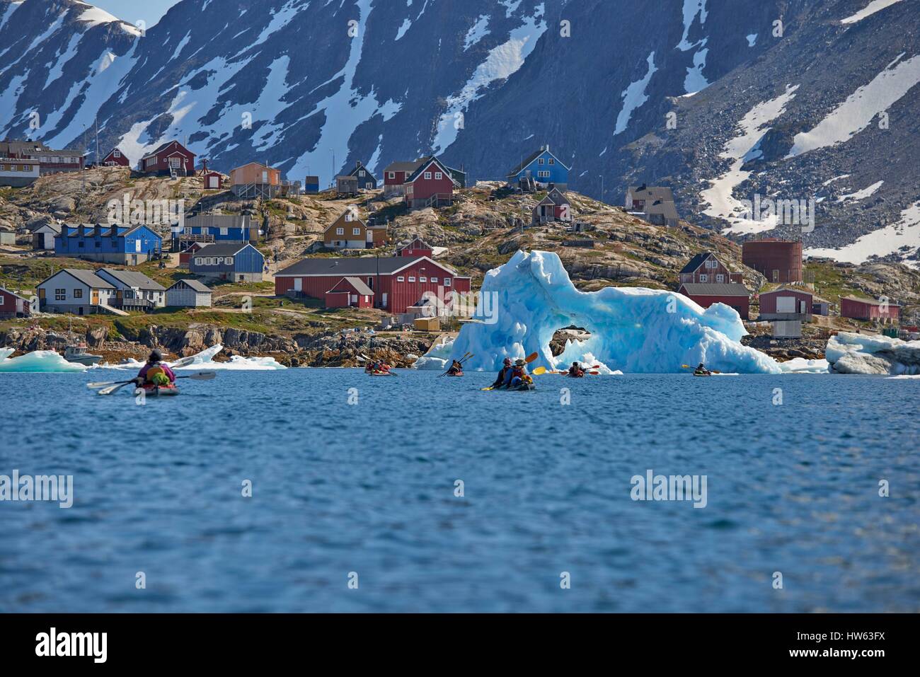 Le Groenland, Sermersooq, Kulusuk, village Inuit de Kummiut, kayaks de mer dans le fjord d'Angmassalik Banque D'Images