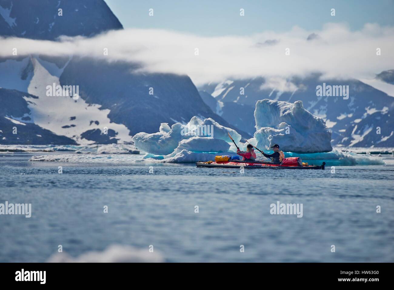 Le Groenland, Sermersooq, Kulusuk, village Inuit de Kulusuk, kayaks de mer dans le fjord d'Angmassalik Banque D'Images