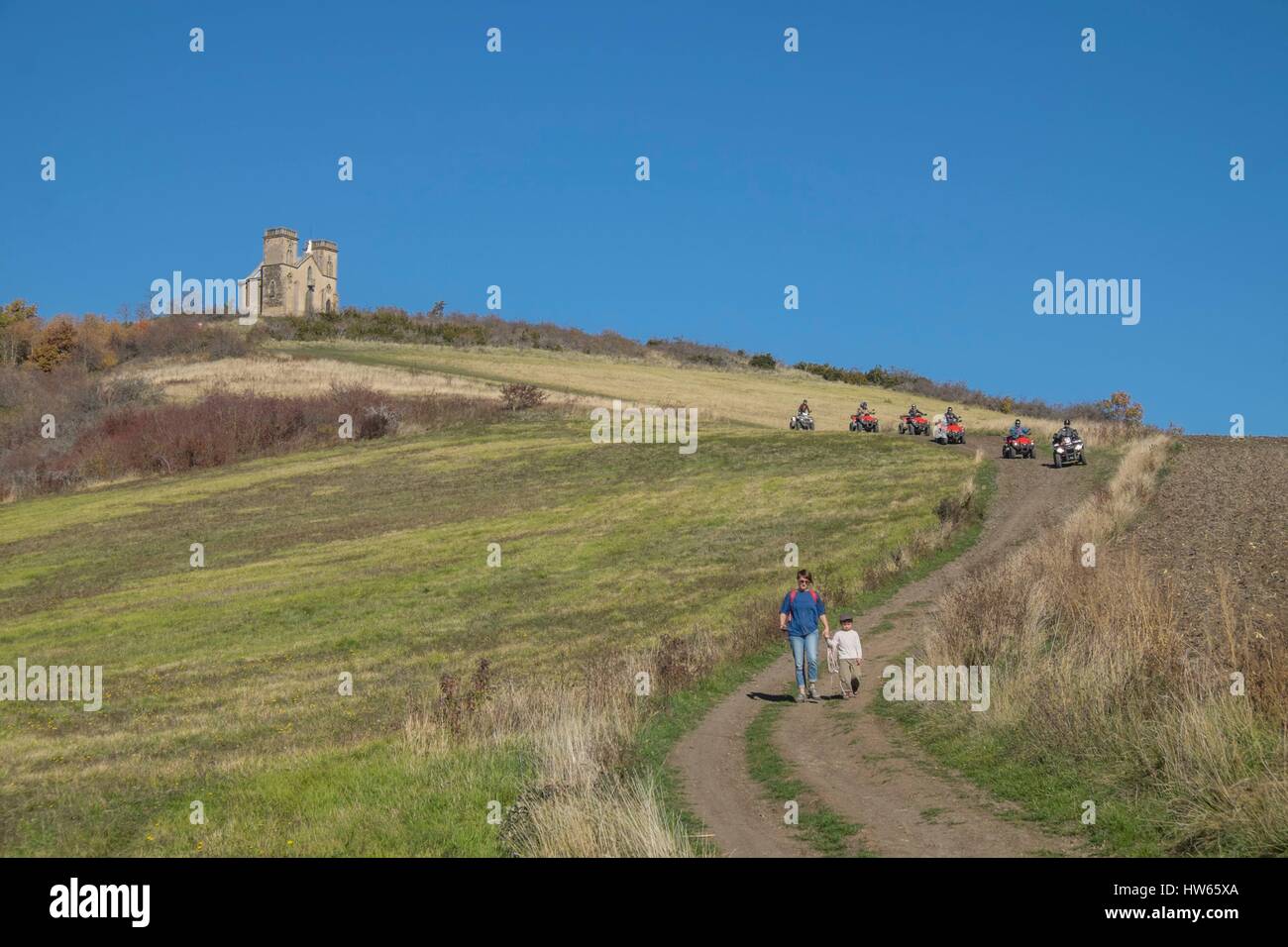 France, Puy de Dome, Billom, quad et randonneurs, puy de Turluron et Notre Dame de La Salette Banque D'Images France, Puy de Dome, Billom, quad et randonneurs, puy de Turluron et Notre Dame de La Salette Banque D'Images