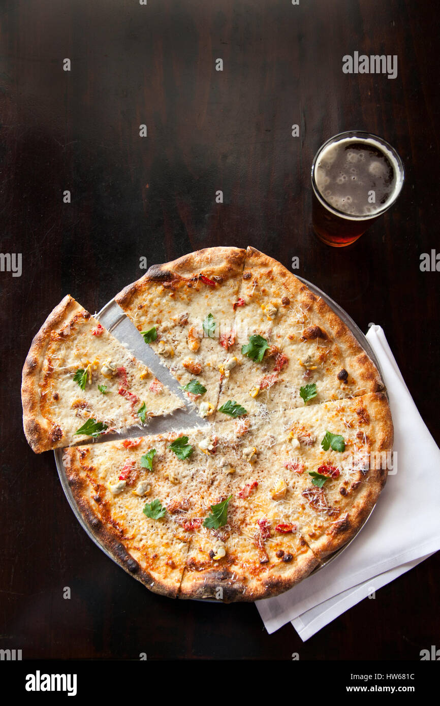 Pizza sur une table de restaurant Banque D'Images