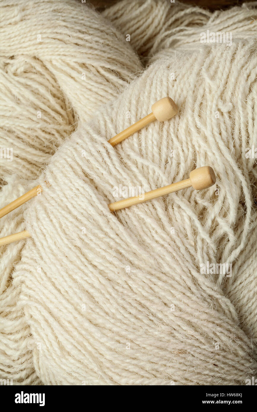 Image de moutons blancs artisan naturel fil de laine avec des aiguilles. Banque D'Images