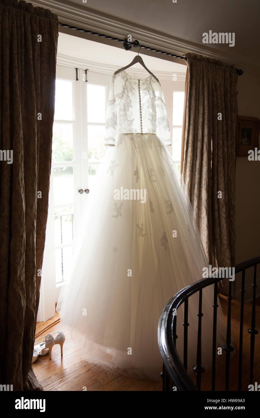 Robe de mariée est suspendue dans la fenêtre avant les robes de mariée Banque D'Images