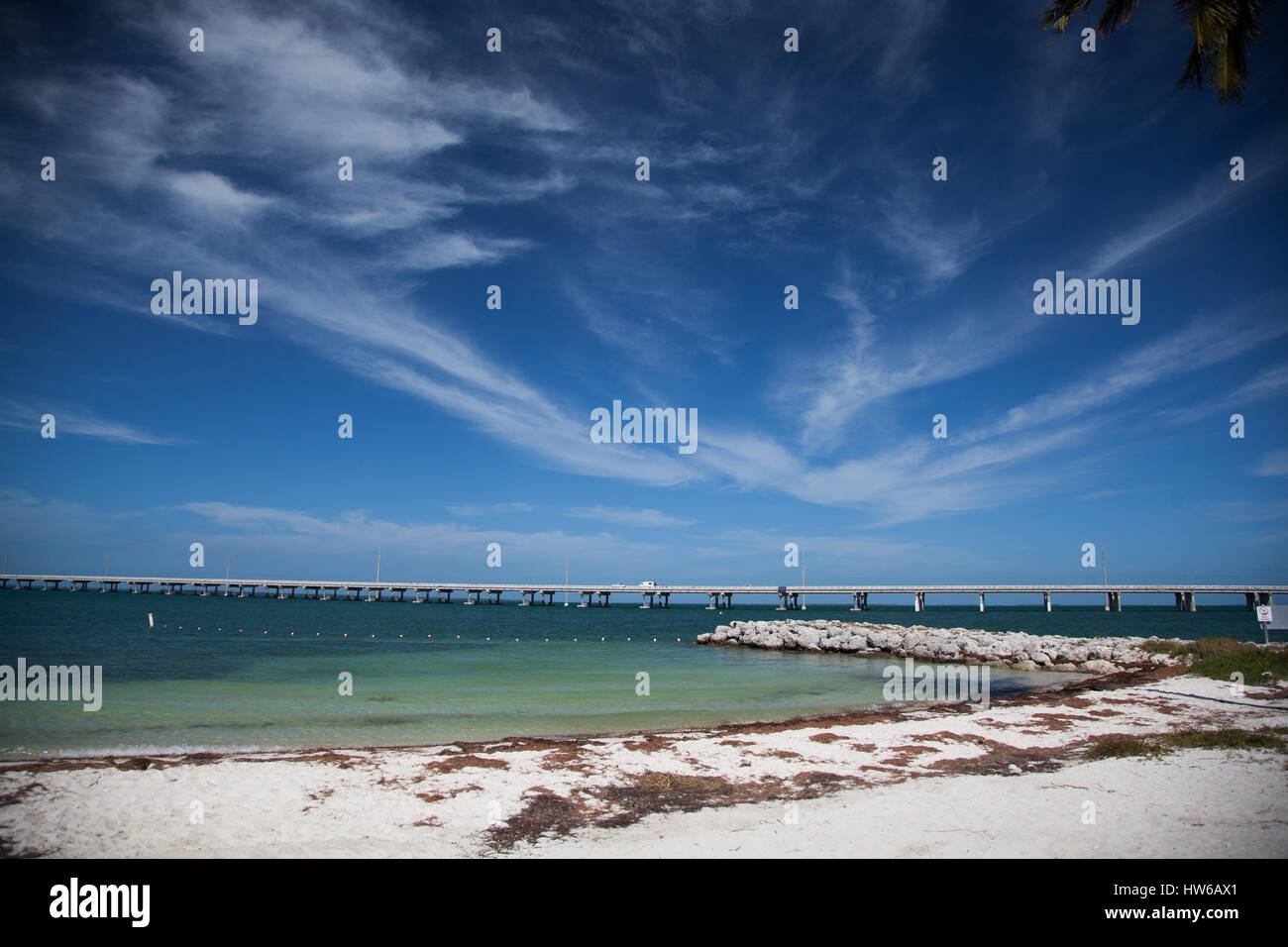 Vue sur la plage et les eaux calmes du parc national de Bahia Honda dans les Florida Keys. Banque D'Images
