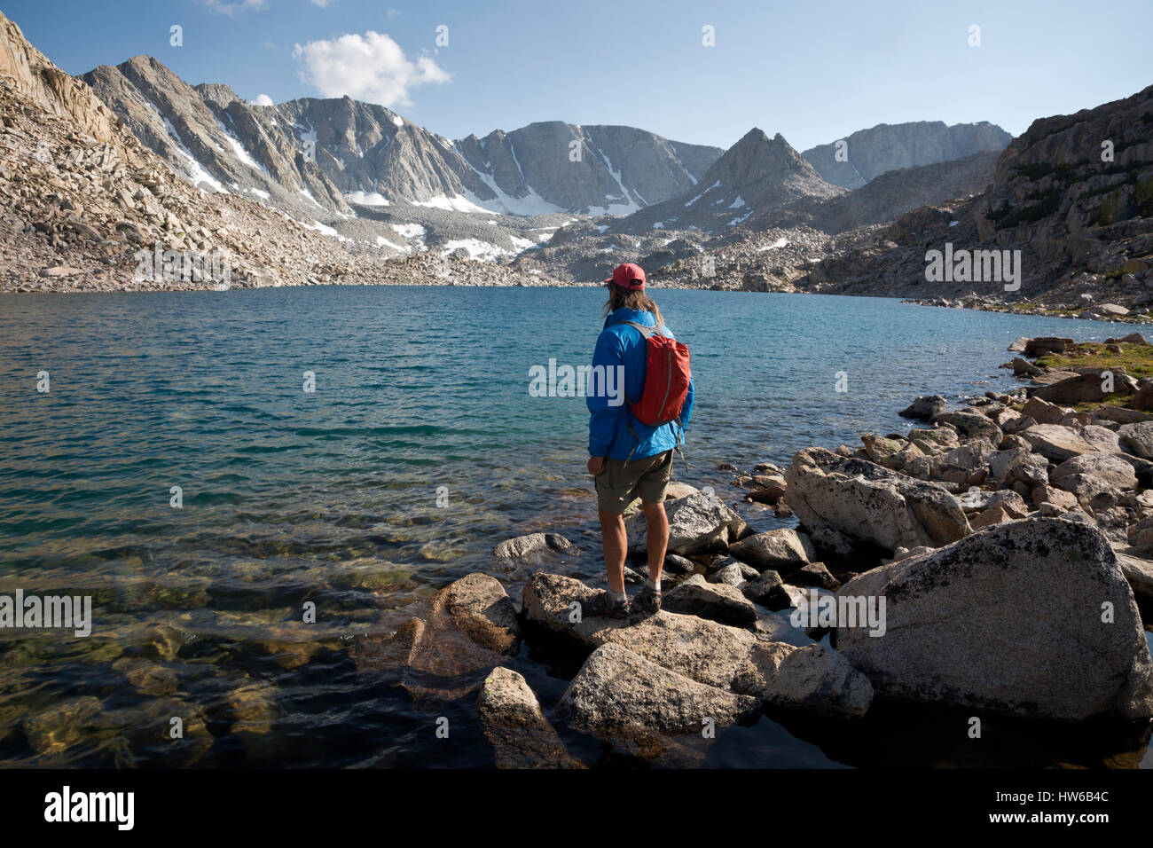 CA03092-00...CALIFORNIE - Un goût au Goethe Lake tente de déterminer la meilleure route à col alpin dans la région de John Muir Wilderness de l'Inyo National Fores Banque D'Images