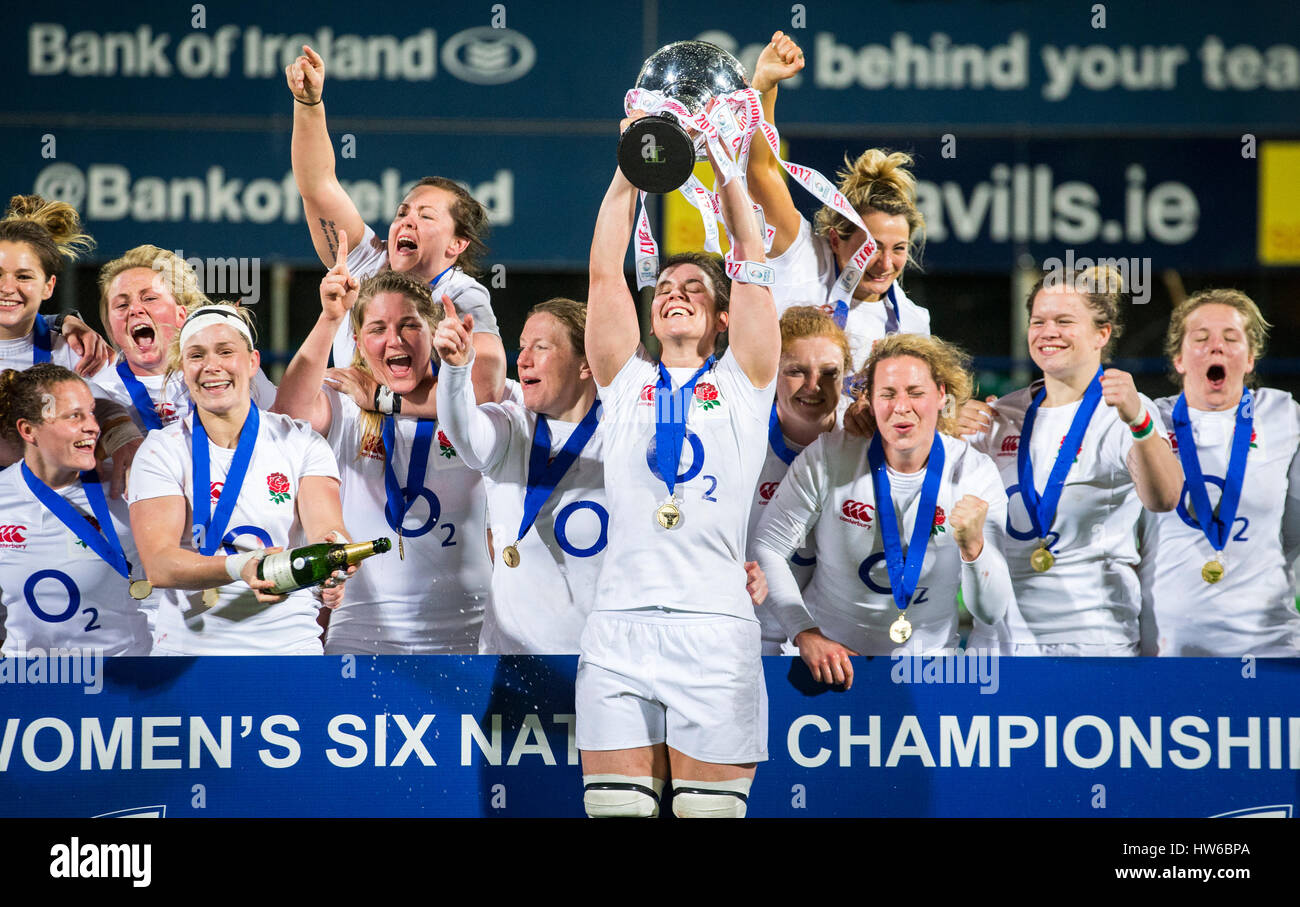 Le capitaine de l'Angleterre Sarah Hunter soulève le trophée des Six Nations alors qu'elle célèbre avec ses coéquipiers après avoir remporté le match des 6 Nations Stade à Donnybrook, Dublin. Banque D'Images