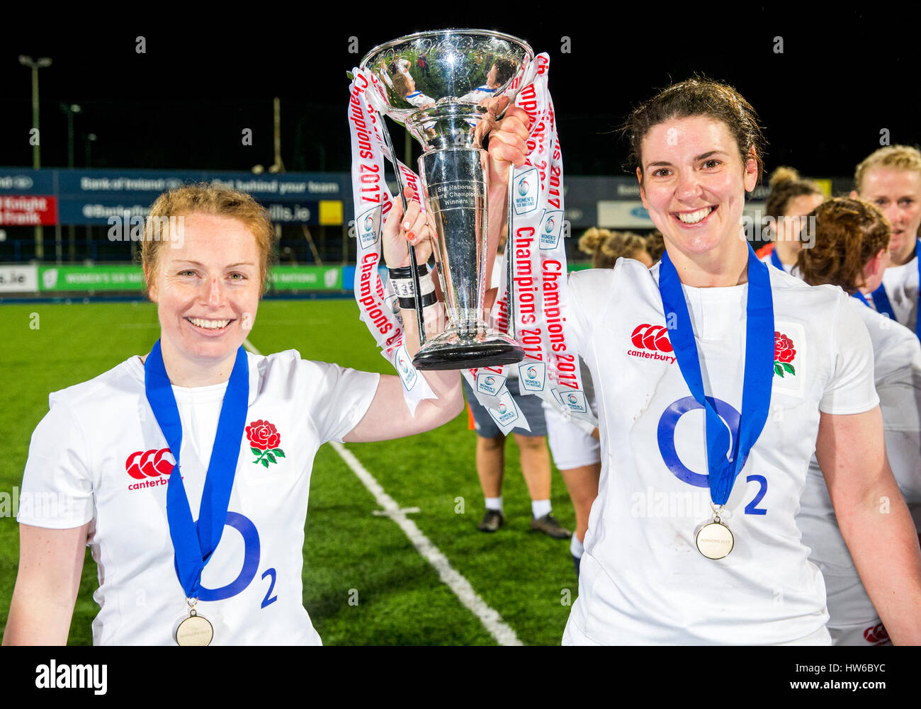 L'Angleterre est la Toya Mason (à gauche) et le capitaine Sarah Hunter tenir le trophée des Six Nations après avoir remporté leur match 6 Femmes unies contre l'Irlande pour achever le Grand Slam à Donnybrook Stadium de Dublin. Banque D'Images