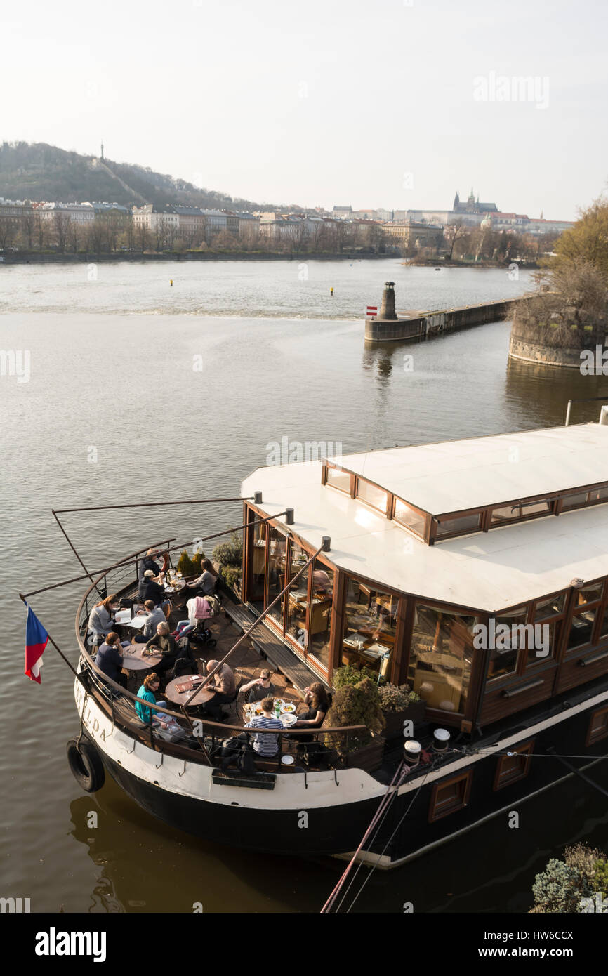 Les touristes dans un bateau restaurant sur la rivière Vltava, Prague, République Tchèque Banque D'Images