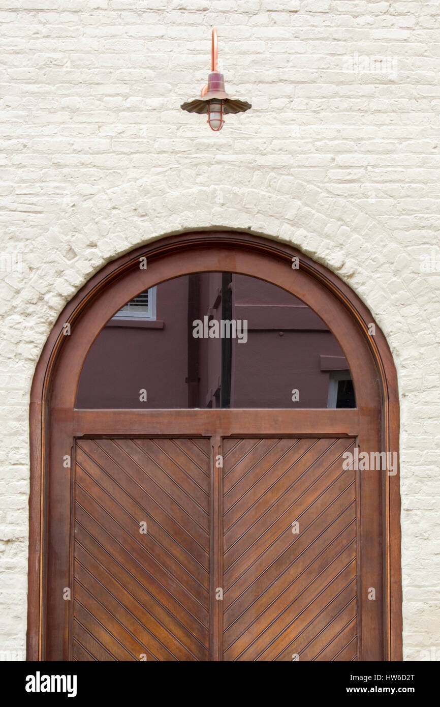 Round Top porte en bois, verre à demi cercle avec la réflexion et la lampe à l'ancienne Banque D'Images