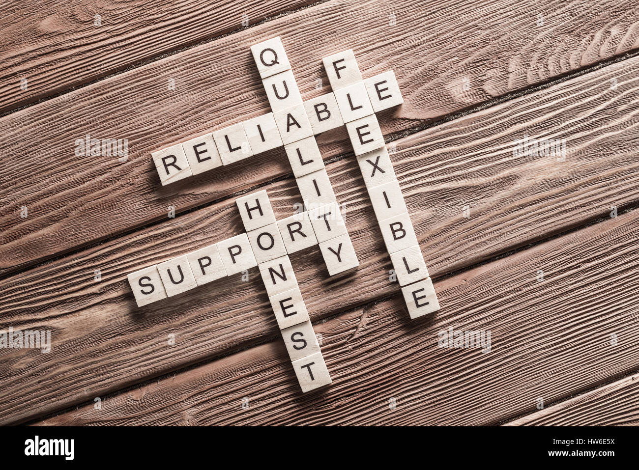 Mots cl s Entreprise Conceptuelle Sur La Table Avec Des l ments De Jeu 