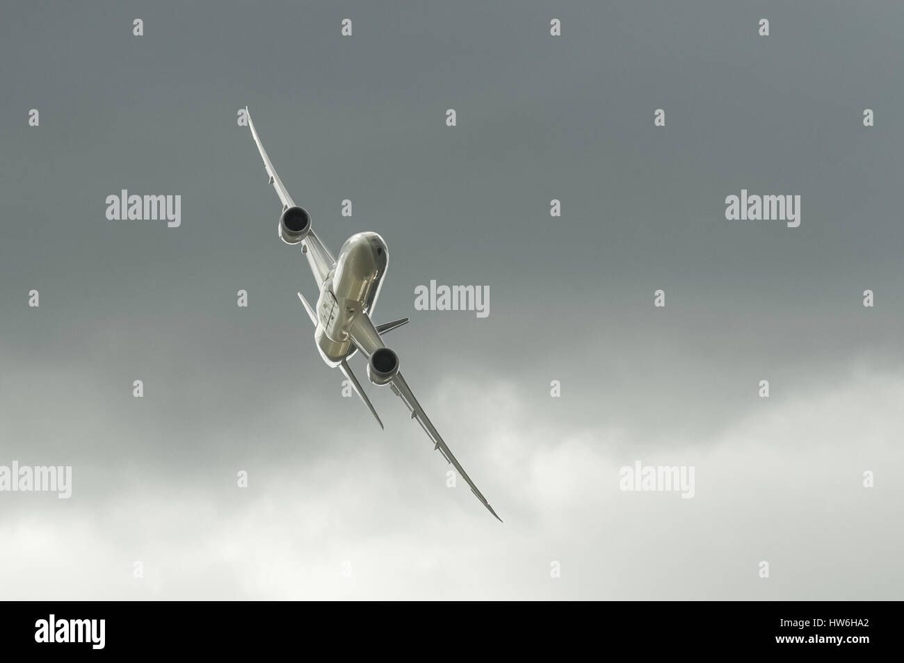 Boeing 787 Dreamliner au Qatar Airways livery fortement incliné à travers les nuages sombres lors d'un affichage à Farnborough, Royaume-Uni Banque D'Images