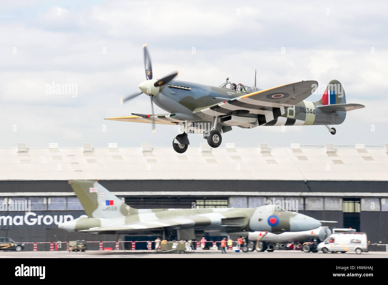 WW2 Spitfire entrée en terre avec XH558 Vulcan bomber dans le contexte lors de l'Airshow Farnborough, Royaume-Uni Banque D'Images
