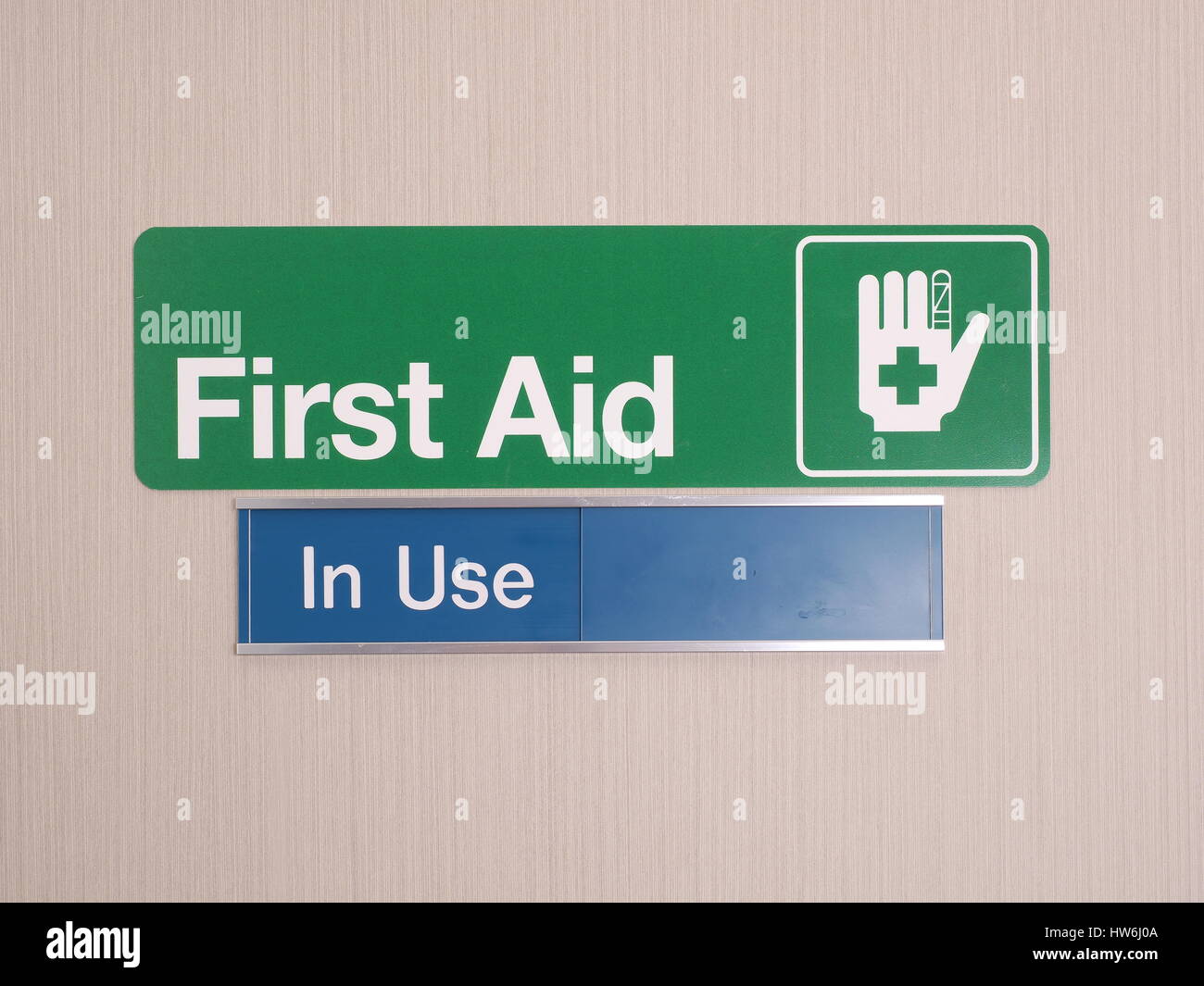 Première affiche de porte avec l'aide de l'indicateur occupé à une salle de premiers soins, Melbourne 2015 Banque D'Images