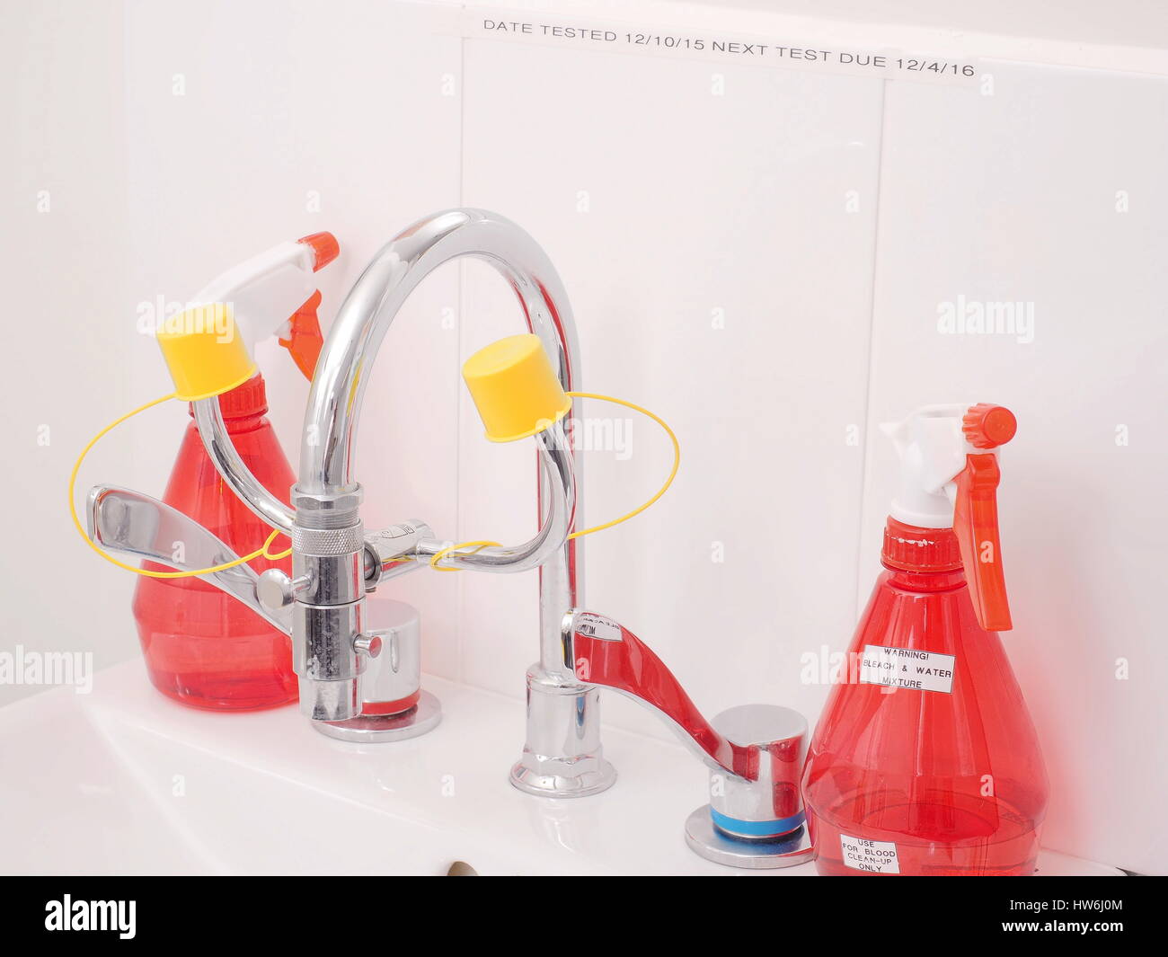 Évier médicaux spécialisés avec des pièces jointes pour le lavage des yeux et de grandes poignées dans une salle de premiers soins, Melbourne 2015 Banque D'Images