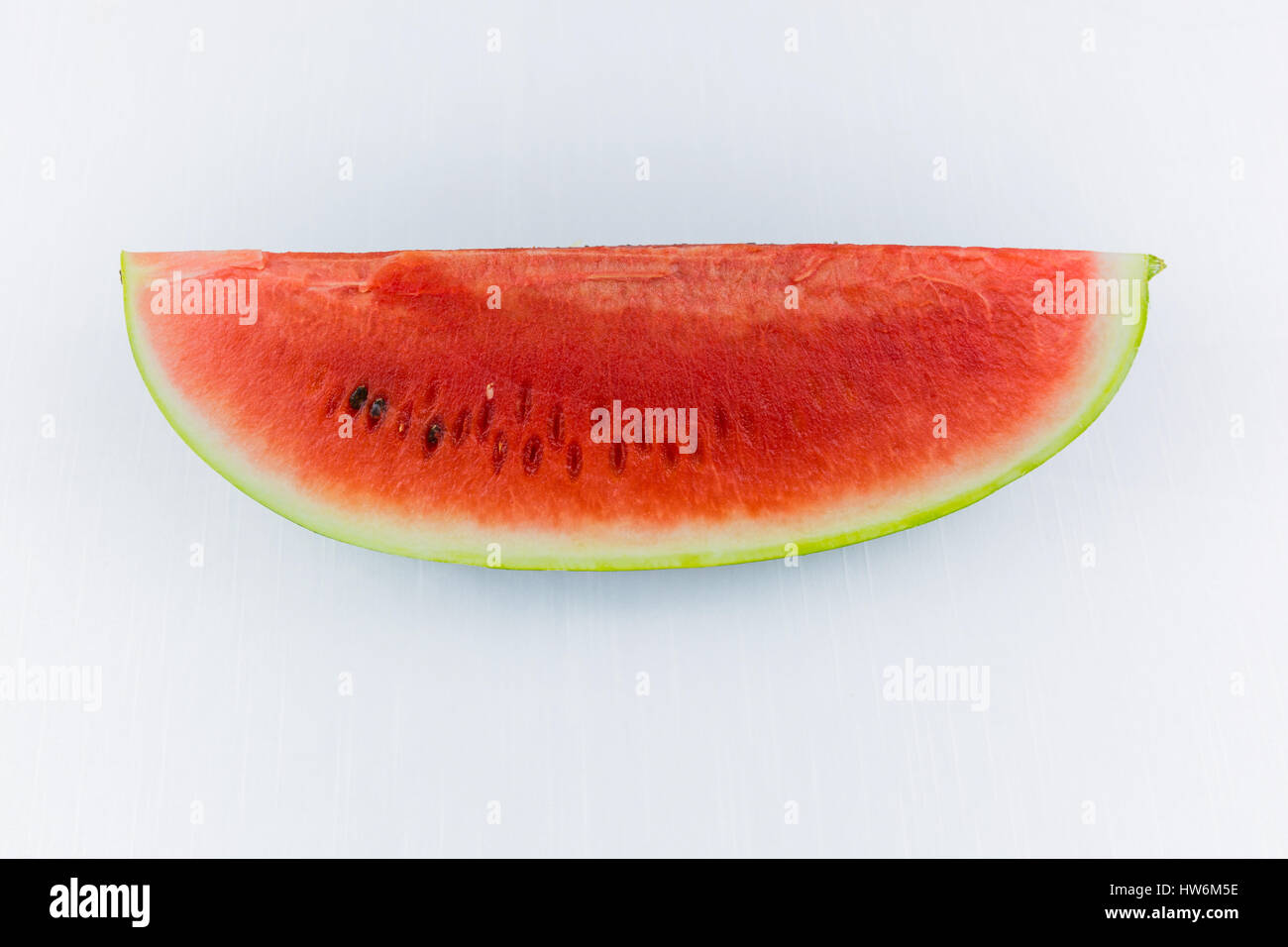 Watermelon coupées en deux ou en segments.demi-lune. Fruit d'été méditerranéen ou sicilienne. Sur fond blanc Coupe. ressource graphique. Banque D'Images