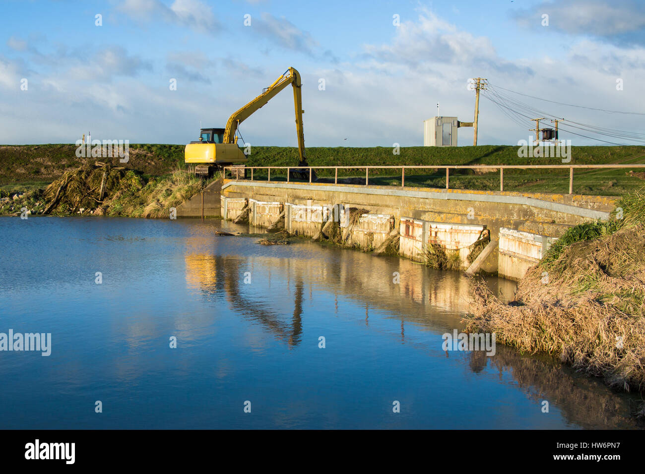 Les portes de sortie de dérivation lorsque la marée se retire ces portes s'ouvrir et laisser le canal de dérivation s'évacuer. Digger utilisée pour les garder claire. Banque D'Images