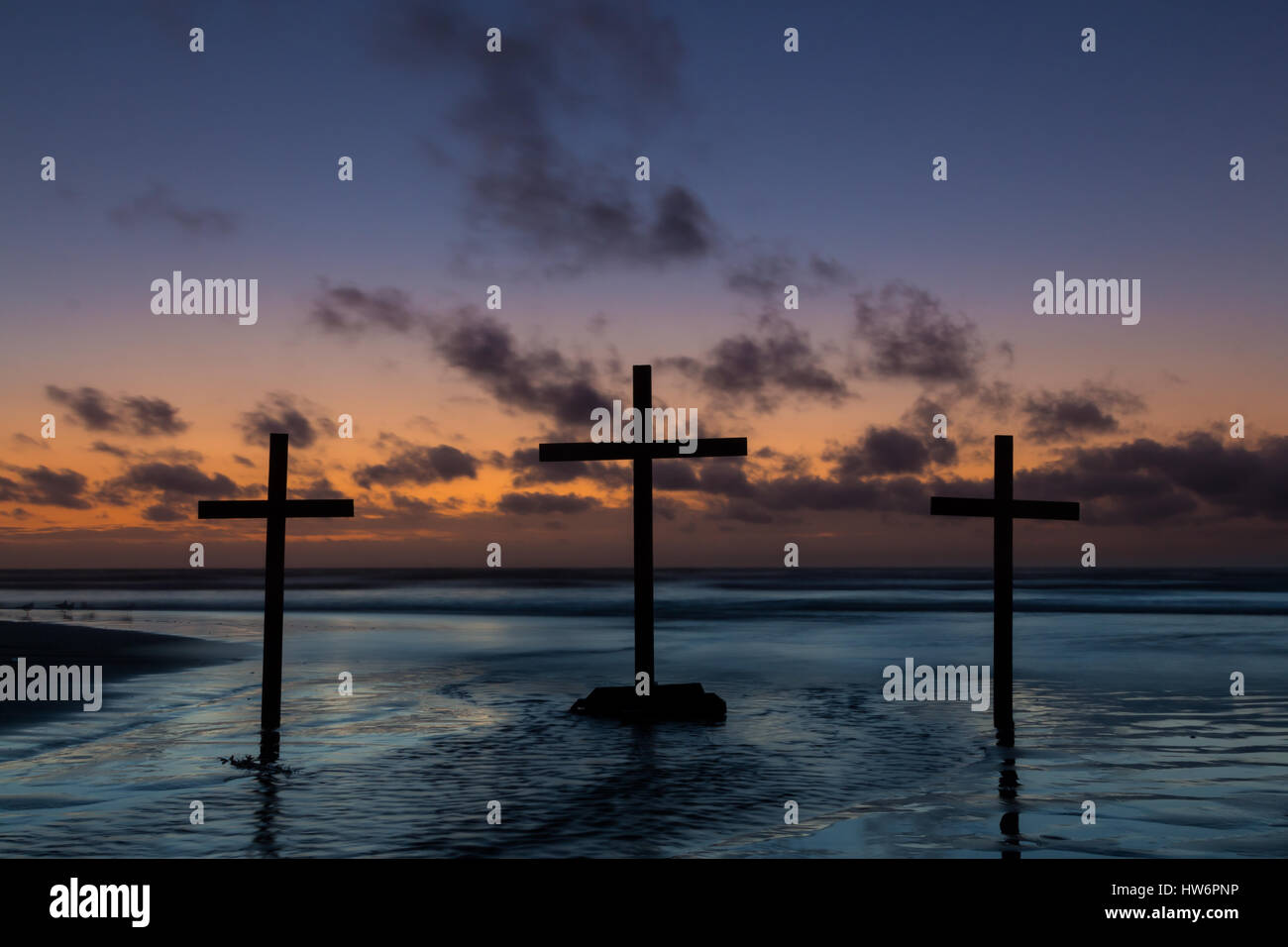 Trois croix sur une plage avec une rivière qui coule les passer. Banque D'Images