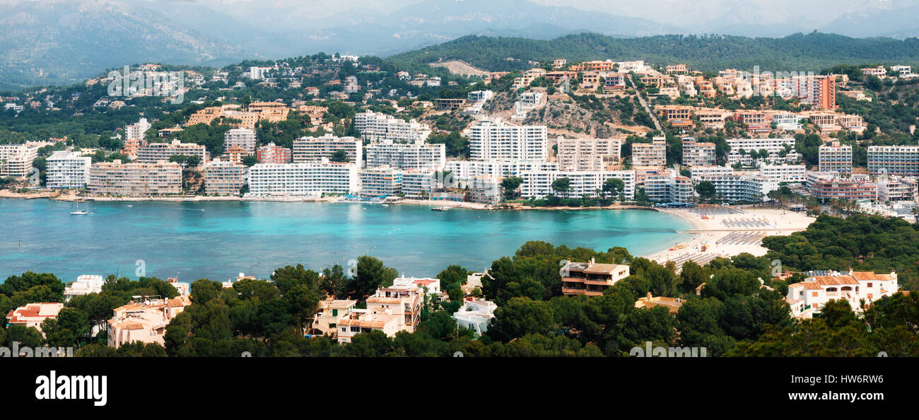 Belle vue panoramique vue de dessus de Santa Ponsa resort, la plage de sable blanc, des transats, des hôtels et des yachts, Majorque Banque D'Images