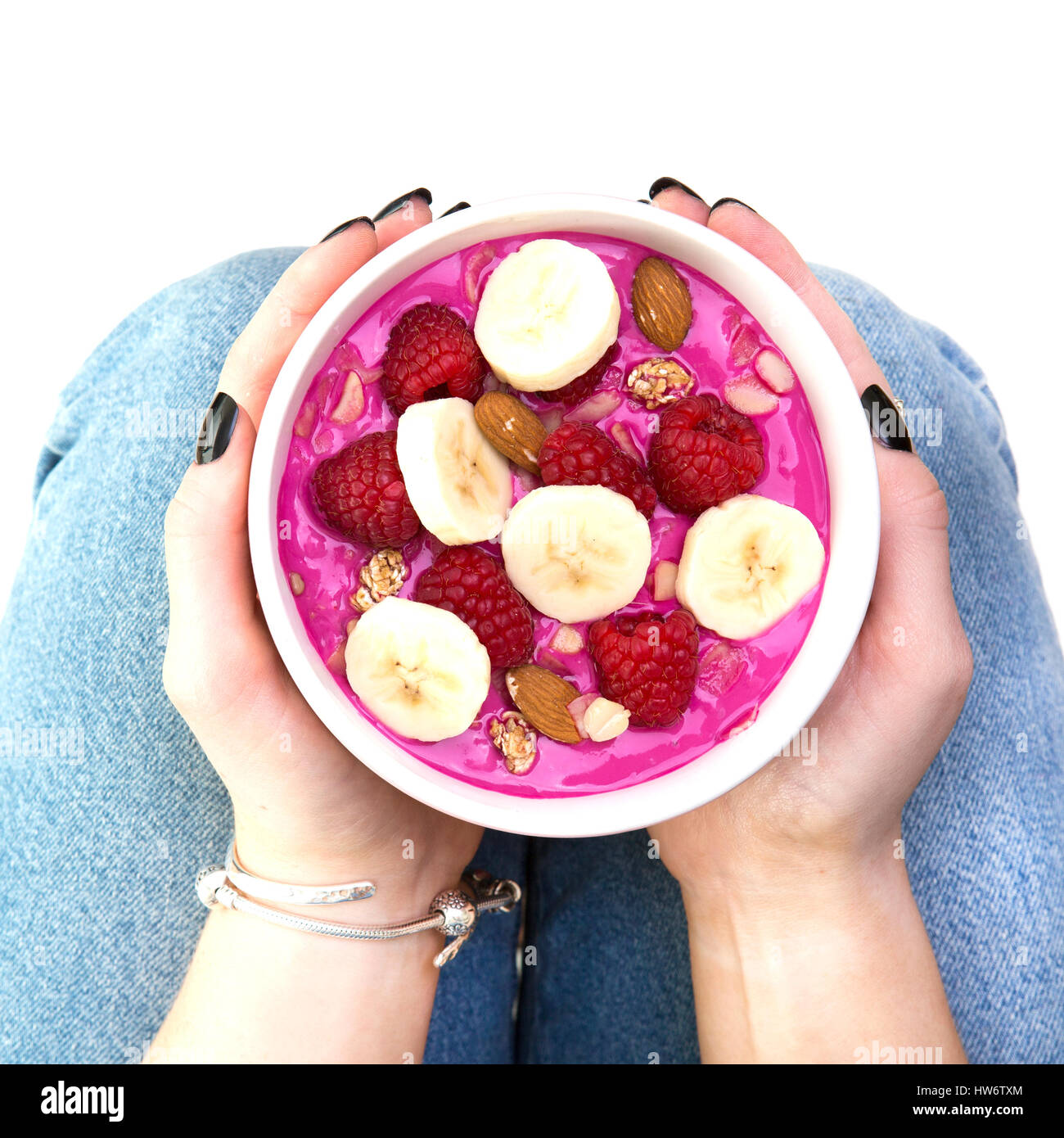 Petit-déjeuner sain Bol de banane et de baies fraîches avec du yaourt cerise Banque D'Images