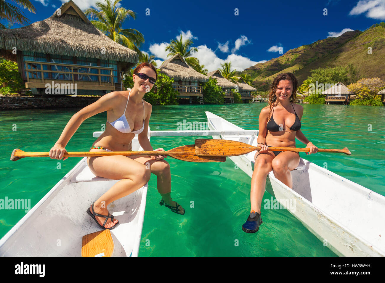De belles filles en bikini se détendre sur un canot au tropical beach  resort Photo Stock - Alamy